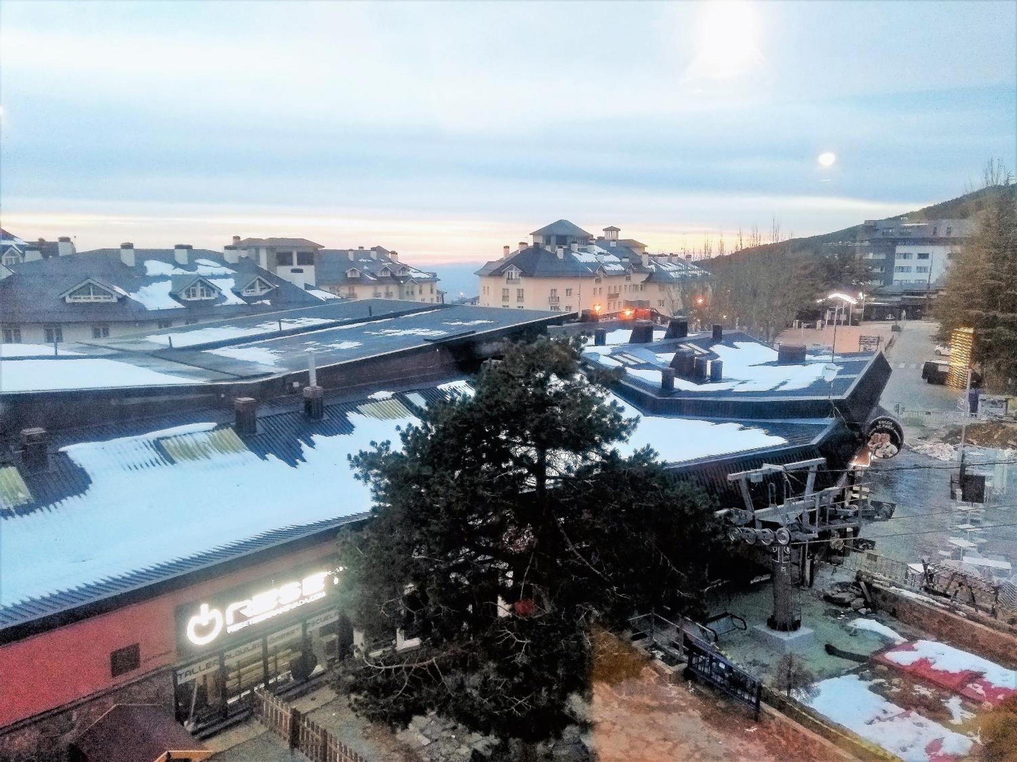 Ski Plaza Sierra Nevada & Zona Baja Rom bilde